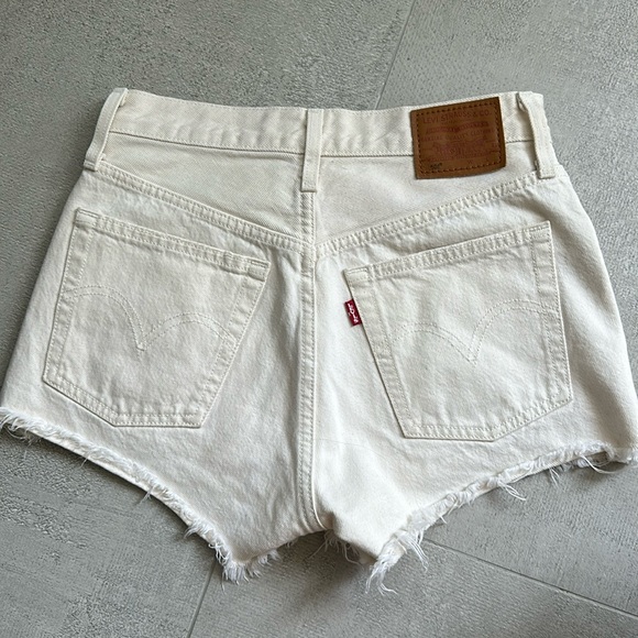 Levi’s cream 501 denim shorts - Picture 2 of 6